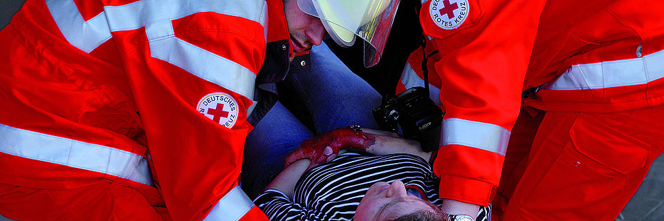 Foto: Zwei Helfer der DRK-Bereitschaften tragen eine verletzte Fau.